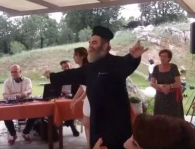 Μερακλής Ιερέας: Δείτε τον να «ρίχνει» τις βόλτες του με το «εδώ παπάς εκεί παπάς» (βίντεο)